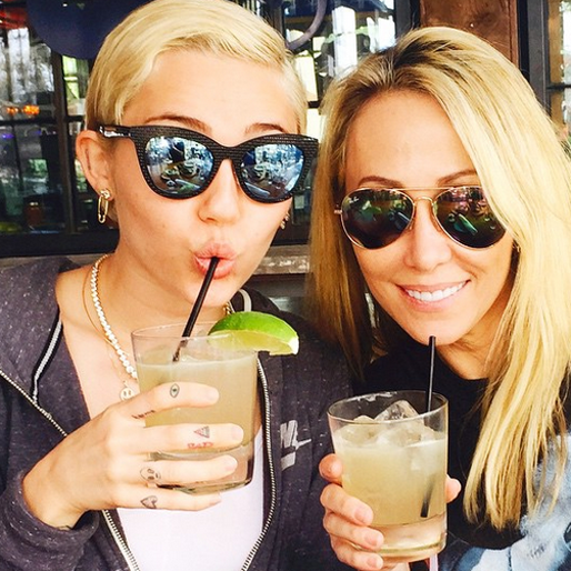 Miley tar en drink med sin mamma. Miley tar en drink med sin mamma.